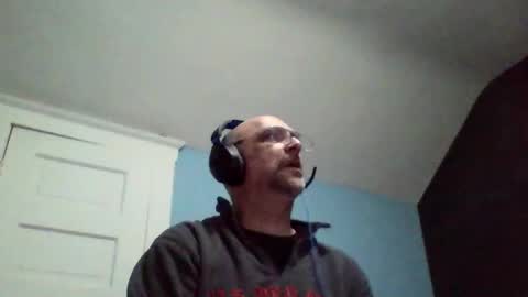 Snapshot of daniel_lbc chatting on 10/24/25, 02:41 Daniel online show from 10/24/25, 02:41