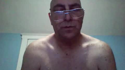 Snapshot of daniel_lbc chatting on 10/30/25, 01:40 Daniel online show from 10/30/25, 01:40