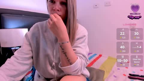 Snapshot of daniela_beauty chatting on 11/25/25, 11:54 daniela online show from 11/25/25, 11:54