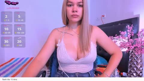 Snapshot of daniela_beauty chatting on 03/23/26, 12:53 daniela online show from 03/23/26, 12:53