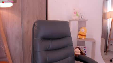 Snapshot of daniellerose_ chatting on 10/31/25, 09:05 Danielle Rose online show from 10/31/25, 09:05