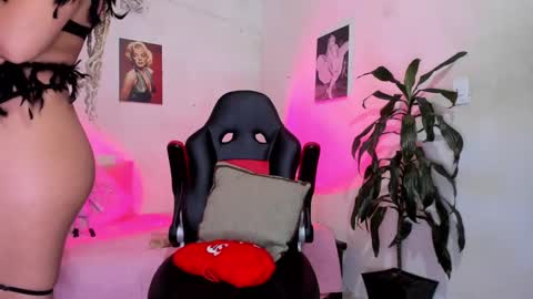 Snapshot of danii_jimenez chatting on 10/02/25, 10:28 Daniela online show from 10/02/25, 10:28