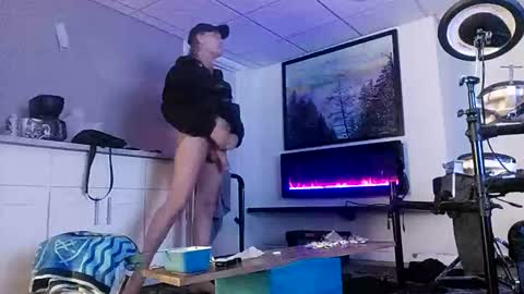 Snapshot of danimal5000 chatting on 10/09/25, 04:54 danimal5000 online show from 10/09/25, 04:54