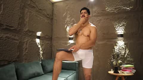 Snapshot of dann_saenz chatting on 02/28/25, 10:52 Dann saenz online show from 02/28/25, 10:52