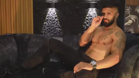 Snapshot of dann_saenz chatting on 10/26/25, 04:02 Dann saenz online show from 10/26/25, 04:02