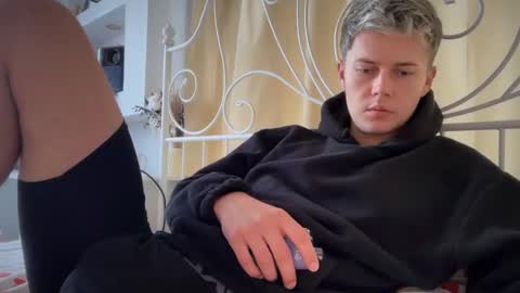 Snapshot of danny_love01 chatting on 09/18/25, 10:17 danny online show from 09/18/25, 10:17