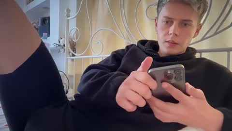 Snapshot of danny_love01 chatting on 09/19/25, 10:05 danny online show from 09/19/25, 10:05