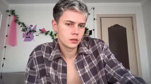 Snapshot of danny_love01 chatting on 09/21/25, 12:18 danny online show from 09/21/25, 12:18