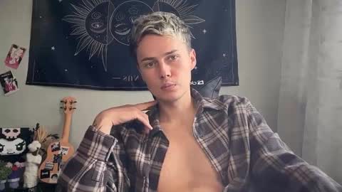 Snapshot of danny_love01 chatting on 09/23/25, 12:08 danny online show from 09/23/25, 12:08