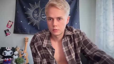 Snapshot of danny_love01 chatting on 10/02/25, 01:18 danny online show from 10/02/25, 01:18