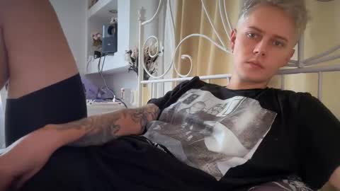 Snapshot of danny_love01 chatting on 10/16/25, 11:22 danny online show from 10/16/25, 11:22