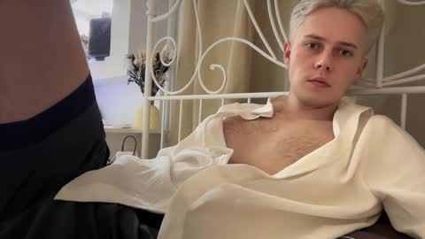 Snapshot of danny_love01 chatting on 10/20/25, 02:39 danny online show from 10/20/25, 02:39