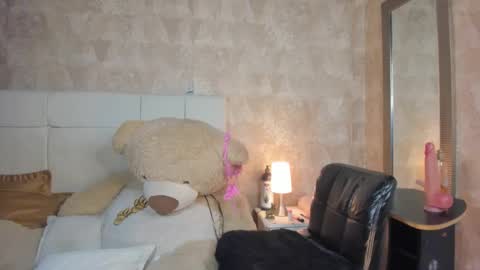 Snapshot of dans_butthole chatting on 12/17/25, 01:44 dans butthole online show from 12/17/25, 01:44