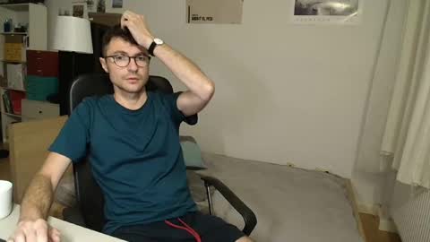 Snapshot of dantheman233 chatting on 09/11/25, 05:35 Daniel online show from 09/11/25, 05:35