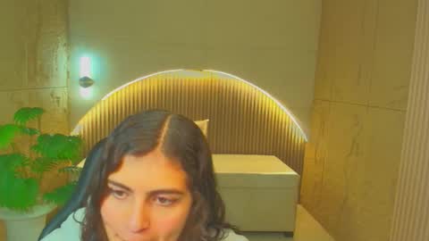 Snapshot of dany_r_ chatting on 12/16/25, 01:05 Dany online show from 12/16/25, 01:05