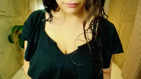 Snapshot of dany_r_ chatting on 12/19/25, 01:07 Dany online show from 12/19/25, 01:07