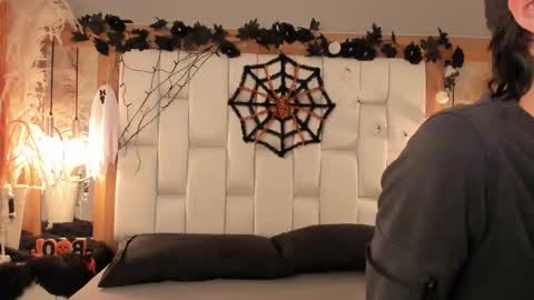 daphne_and_roger online show from 10/18/25, 11:33