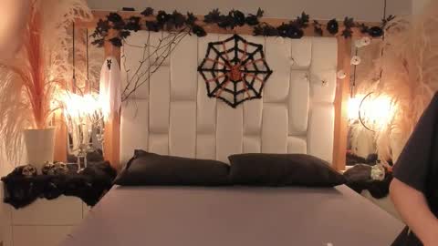 daphne_and_roger online show from 10/20/25, 11:32