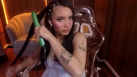 Snapshot of daphne_nicole_b chatting on 03/25/26, 01:17 daphne_nicole_b online show from 03/25/26, 01:17
