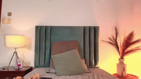 Snapshot of daphnebeaumont chatting on 09/27/25, 12:32 DAPHNE BEAUMONT online show from 09/27/25, 12:32