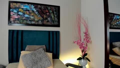 Snapshot of daphnebeaumont chatting on 10/26/25, 02:23 DAPHNE BEAUMONT online show from 10/26/25, 02:23