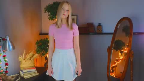 Snapshot of darceyheyd chatting on 10/18/25, 04:15 Kami online show from 10/18/25, 04:15