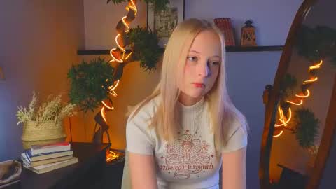 Snapshot of darceyheyd chatting on 10/19/25, 04:13 Kami online show from 10/19/25, 04:13