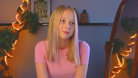 Snapshot of darceyheyd chatting on 10/20/25, 03:40 Kami online show from 10/20/25, 03:40