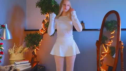 Snapshot of darceyheyd chatting on 10/22/25, 04:24 Kami online show from 10/22/25, 04:24