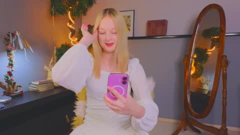 Snapshot of darceyheyd chatting on 12/17/25, 03:23 Kami online show from 12/17/25, 03:23