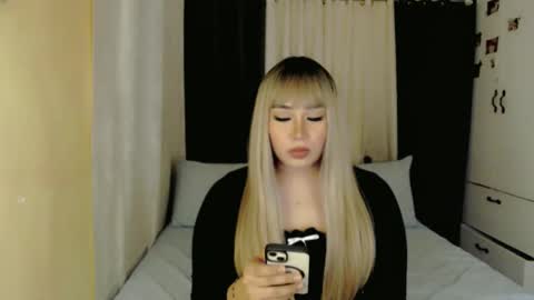 Snapshot of darcy_world chatting on 12/01/24, 05:13 DARCY online show from 12/01/24, 05:13