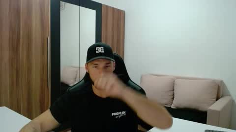 darius_94 online show from 11/27/25, 04:42