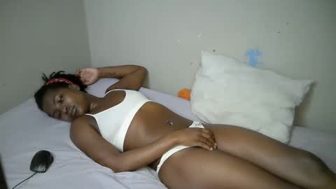 Snapshot of dark_lovly chatting on 11/26/25, 10:27 dark_lovly online show from 11/26/25, 10:27