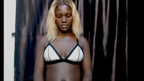 Snapshot of darkchocoxx chatting on 09/21/25, 09:27 sexygal online show from 09/21/25, 09:27