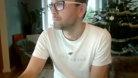 Snapshot of darkhaired34 chatting on 12/30/24, 07:37 darkhaired34 online show from 12/30/24, 07:37