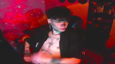 Snapshot of darkness_prince_x chatting on 10/14/25, 04:35 online show from 10/14/25, 04:35