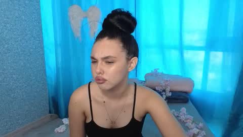 Snapshot of darksirenn chatting on 09/22/25, 10:17 Layla online show from 09/22/25, 10:17