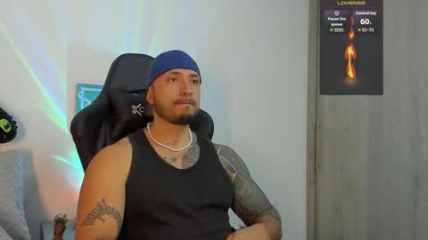 Snapshot of dave_max93 chatting on 10/22/25, 02:01 DAVE MAX online show from 10/22/25, 02:01