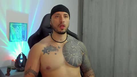 Snapshot of dave_max93 chatting on 10/25/25, 01:35 DAVE MAX online show from 10/25/25, 01:35