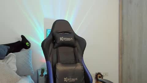 Snapshot of dave_max93 chatting on 10/26/25, 02:28 DAVE MAX online show from 10/26/25, 02:28