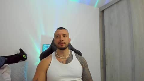 Snapshot of dave_max93 chatting on 10/27/25, 11:52 DAVE MAX online show from 10/27/25, 11:52