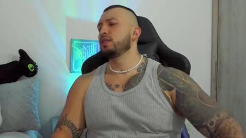 Snapshot of dave_max93 chatting on 10/28/25, 11:07 DAVE MAX online show from 10/28/25, 11:07