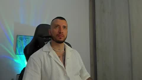 Snapshot of dave_max93 chatting on 10/31/25, 01:06 DAVE MAX online show from 10/31/25, 01:06