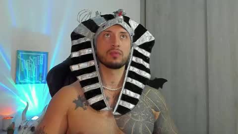 Snapshot of dave_max93 chatting on 10/31/25, 11:50 DAVE MAX online show from 10/31/25, 11:50