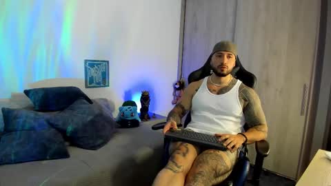 Snapshot of dave_max93 chatting on 11/12/25, 03:45 DAVE MAX online show from 11/12/25, 03:45