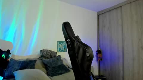 Snapshot of dave_max93 chatting on 11/21/25, 10:03 DAVE MAX online show from 11/21/25, 10:03
