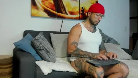 Snapshot of dave_max93 chatting on 04/12/26, 01:43 DAVE MAX online show from 04/12/26, 01:43