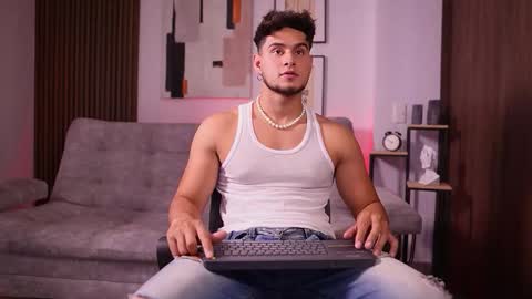 Snapshot of davies_brown chatting on 10/28/25, 08:33 Davies brown schedule 12pm to 5pm col time online show from 10/28/25, 08:33