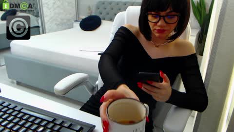 Elly online show from 12/19/24, 08:45