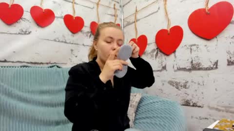 Snapshot of dear_hollyy chatting on 05/19/26, 01:22 Holly online show from 05/19/26, 01:22